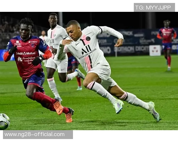 德甲激战：巴黎圣日耳曼6比2战胜巴萨点球大战瞬间点燃全场激情