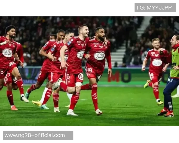 欧冠精彩对决：里昂大胜AC米兰引发转会热议与球迷狂欢